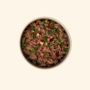 Napf mit Tasty Petfood Chick Chicken: dampfgegartes Frischfutter mit Huhn und Gemüse